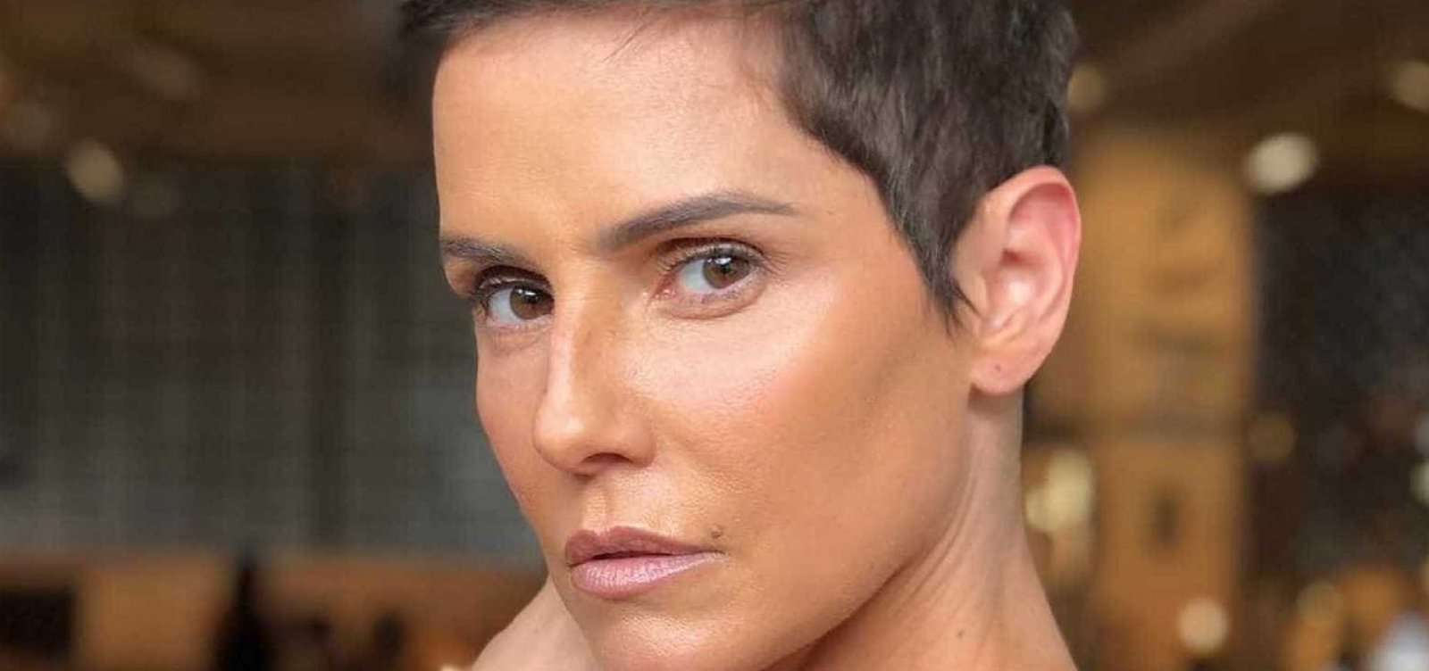 Deborah Secco é internada em hospital em São Paulo