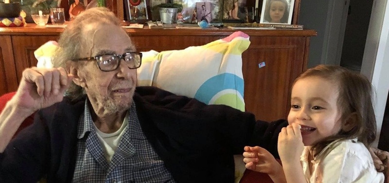 Perfil da neta mostra João Gilberto na intimidade