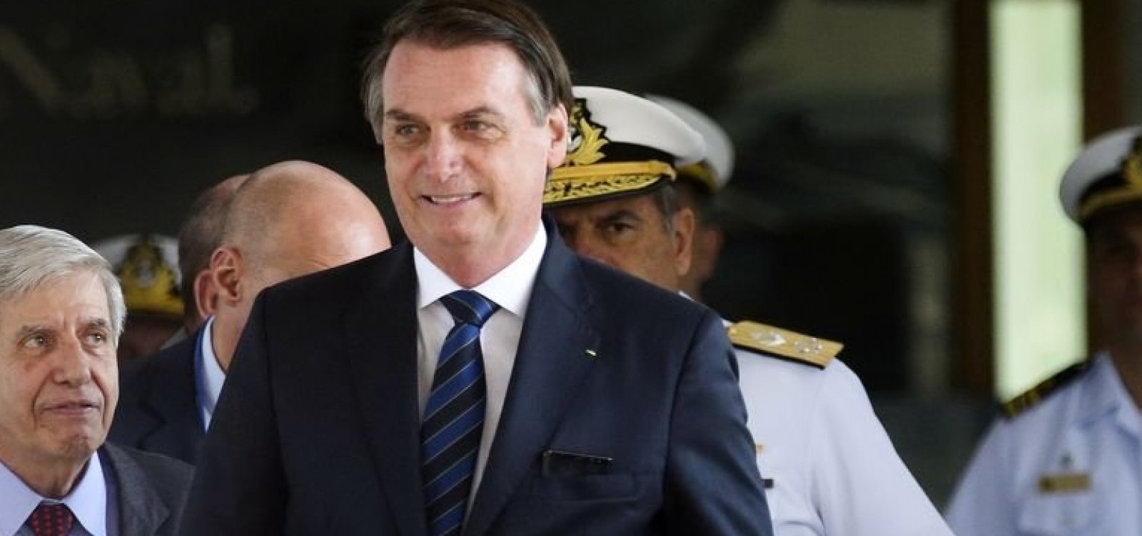 Bolsonaro deixa reunião e vai a pé ao Congresso para sessão solene em homenagem a humorista