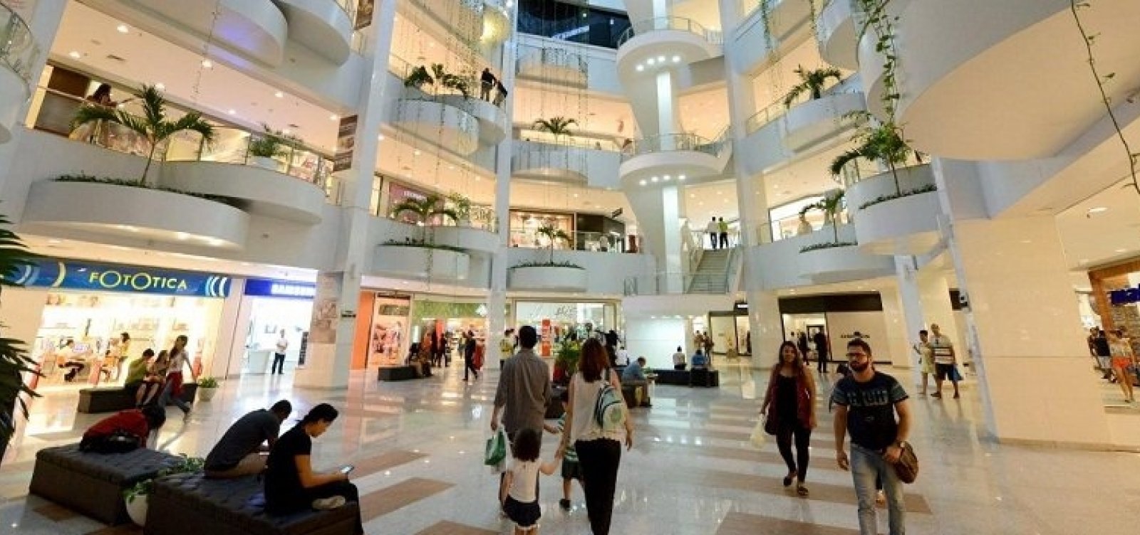 Mais de 100 lojas vendem produtos sem impostos amanhã
