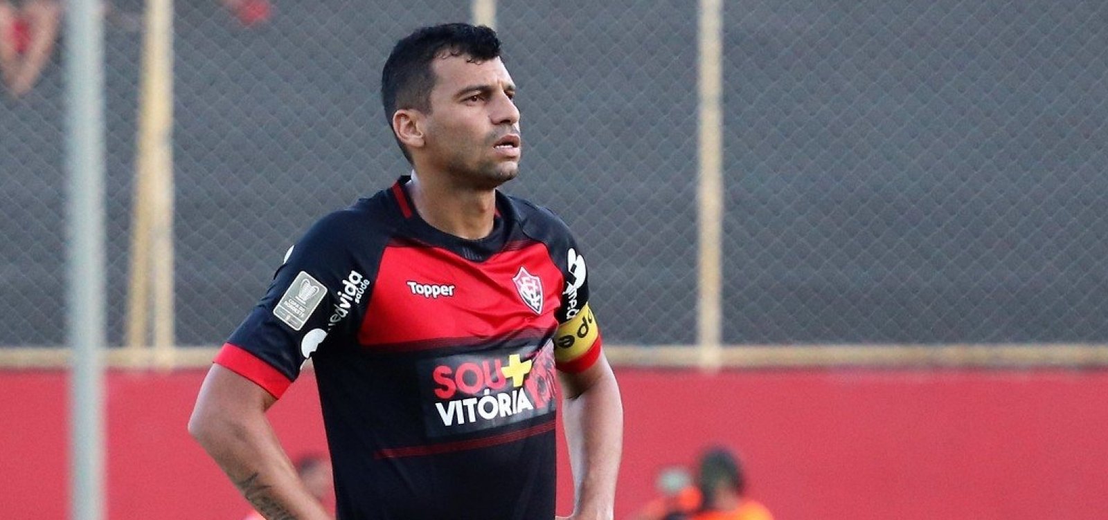 Vitória confirma renovação com o atacante Neto Baiano
