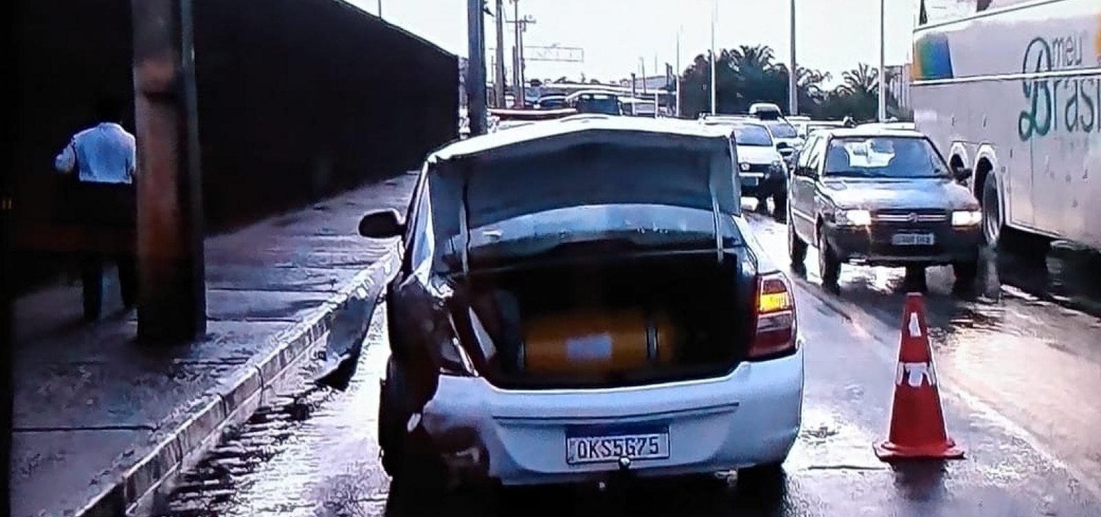 Acidente entre dois carros deixa trânsito lento na Paralela