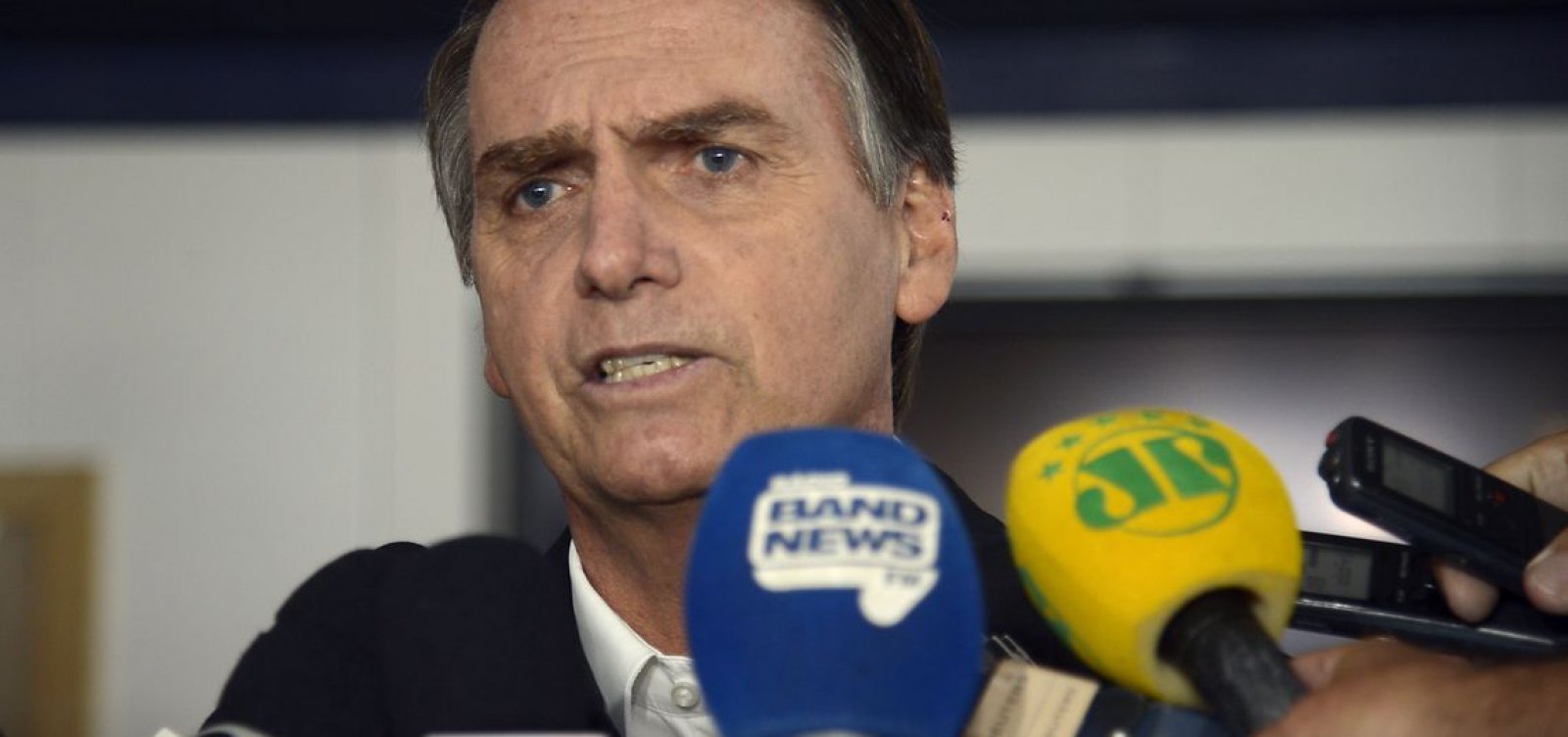 Bolsonaro diz sofrer sabotagens: 'Já chorei pra caramba'