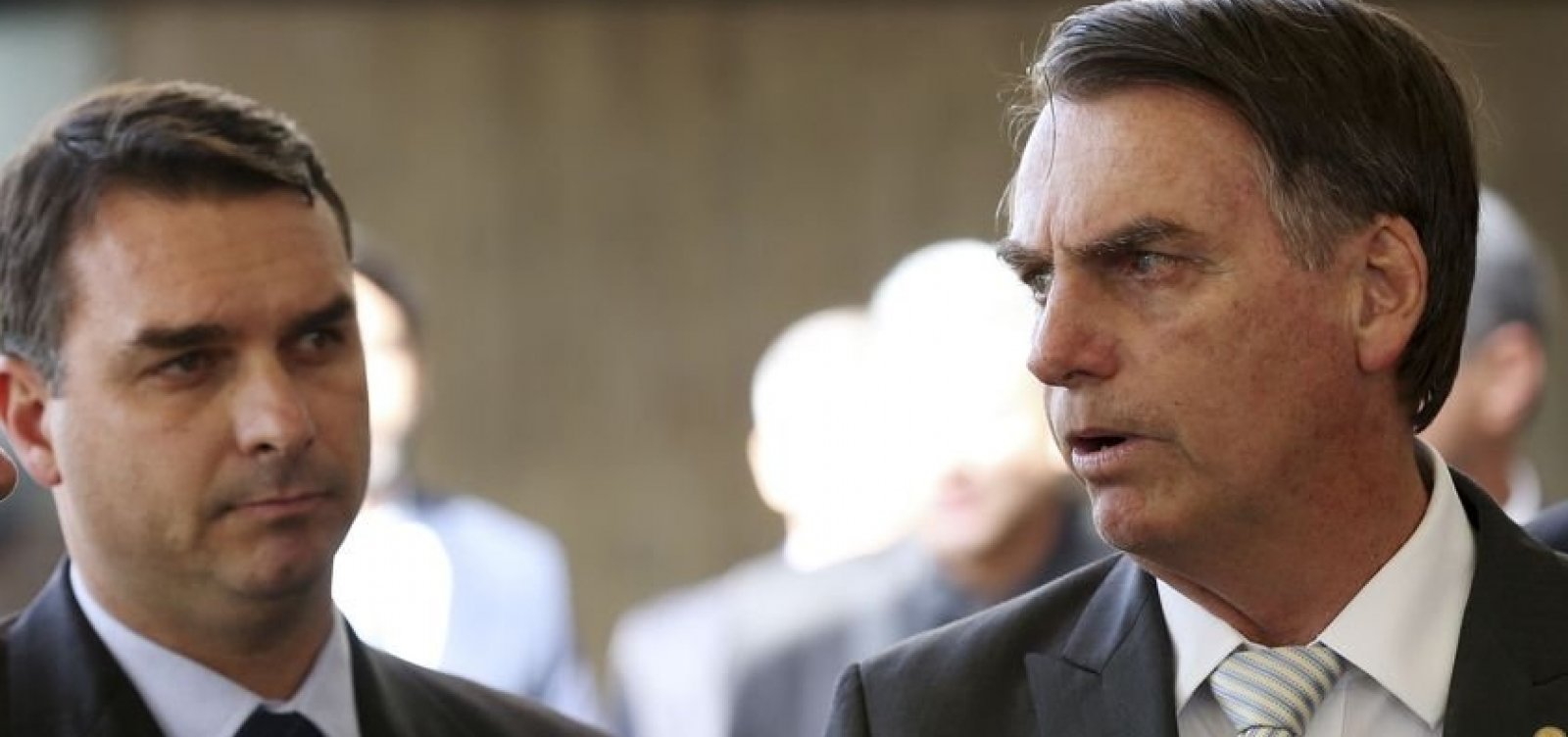 Bolsonaro se reúne com corregedor de Justiça e não explica presença de filho investigado