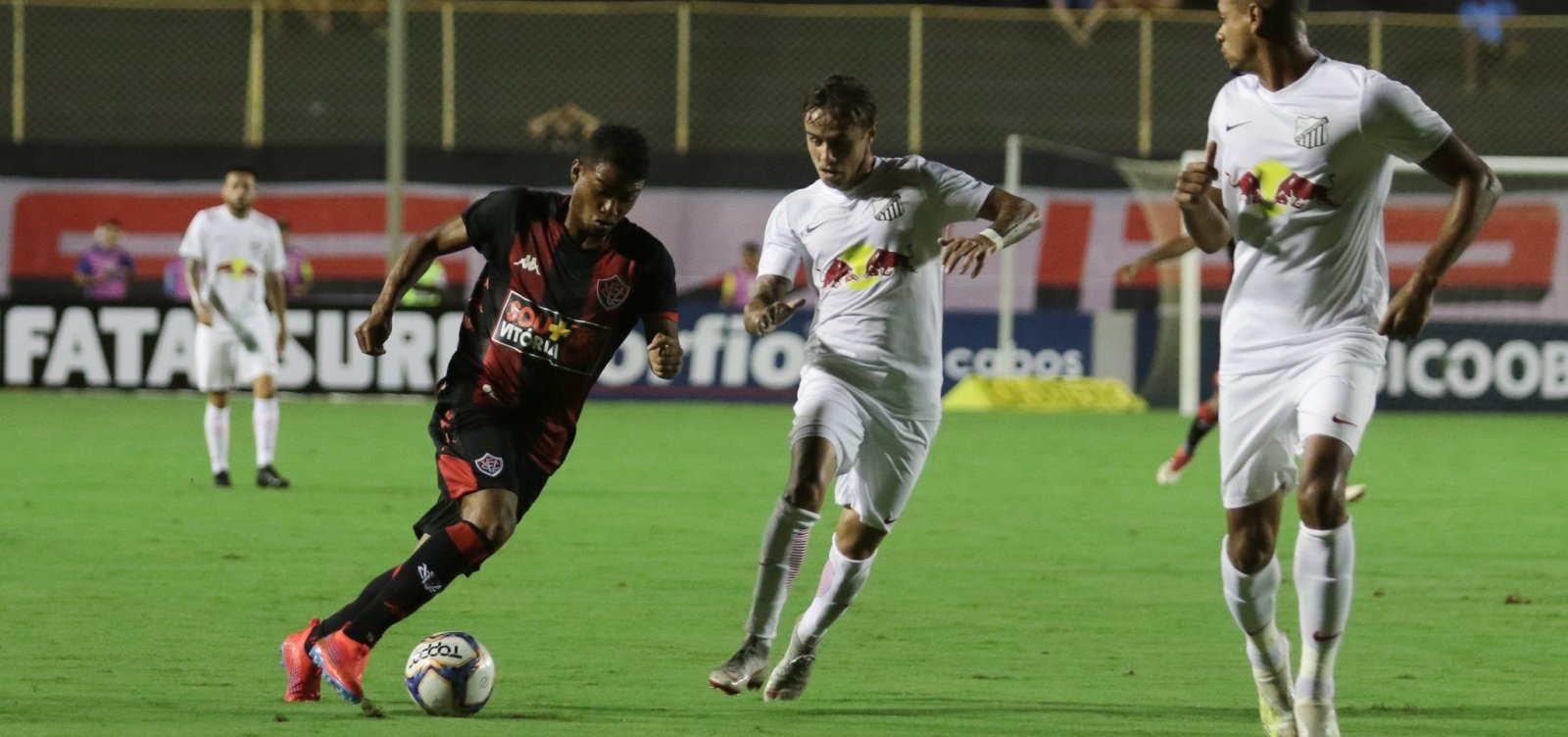 Vitória passa vexame e perde para o Bragantino por 2 a 0 no Barradão