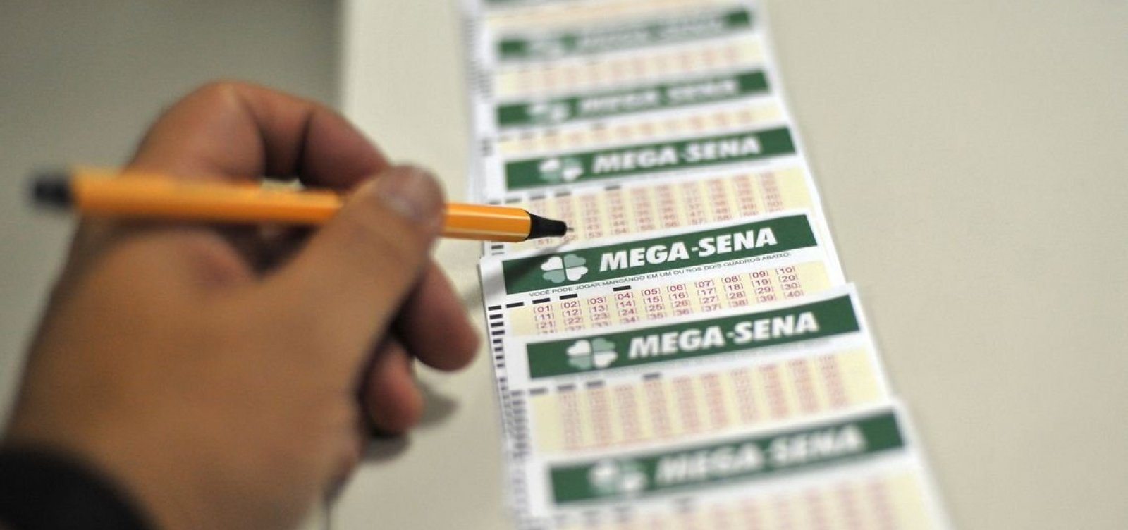 Mega-Sena: ninguém acerta dezenas e prêmio acumula em R$ 63 mi