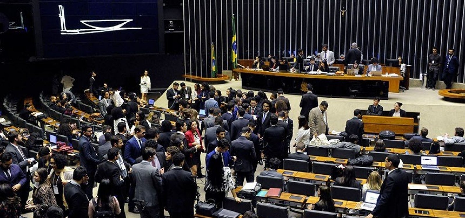 Deputados gastam R$ 2 milhões com viagens oficiais