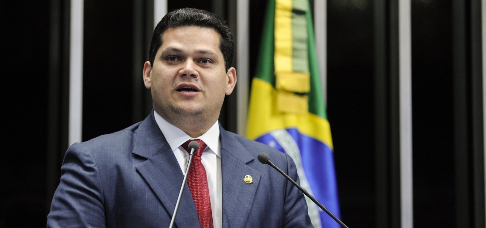 Alcolumbre é pressionado no Senado a endurecer na relação com outros poderes, diz jornal
