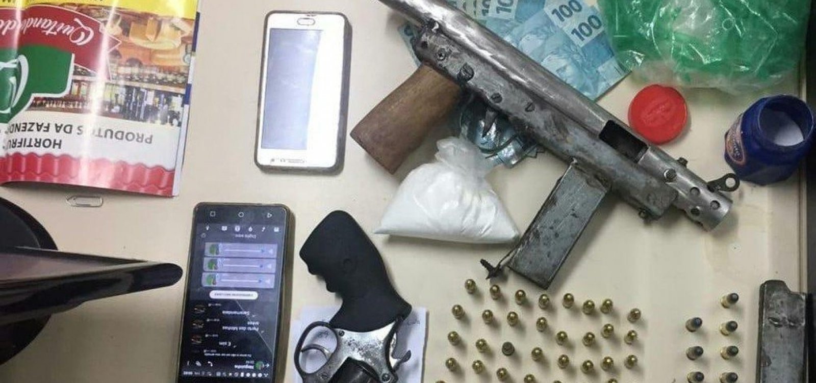 Polícia prende casal com submetralhadora e drogas em Arembepe