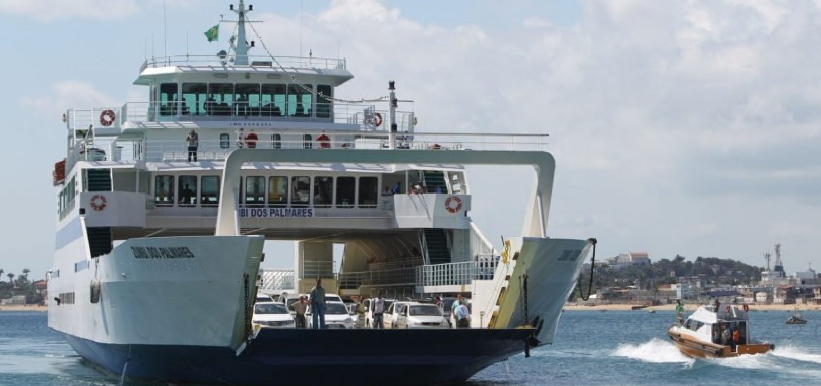 Ferry-boat opera com fluxo tranquilo na tarde deste domingo