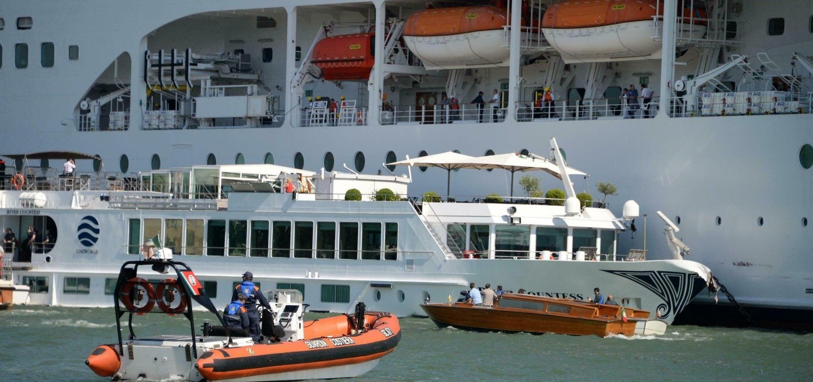 Navio de cruzeiro desgovernado atinge cais e barco turístico em Veneza