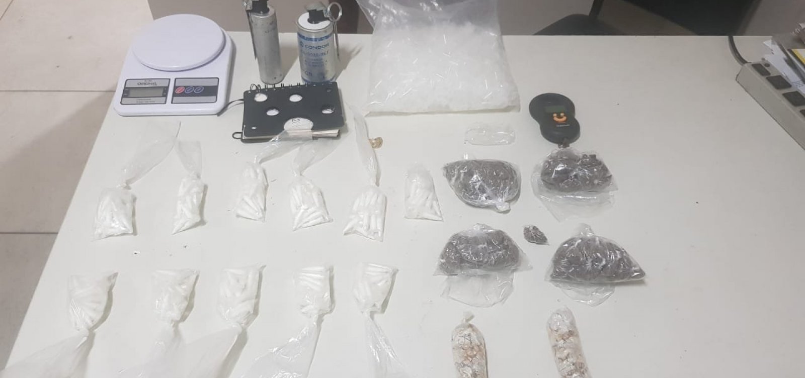 Dois homens são presos com granadas, arma e drogas em Fazenda Coutos