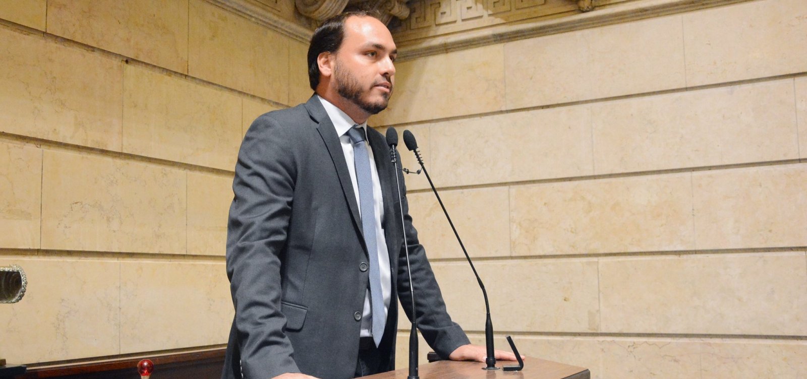 Ex-assessores de Carlos Bolsonaro não têm registro na Câmara do Rio
