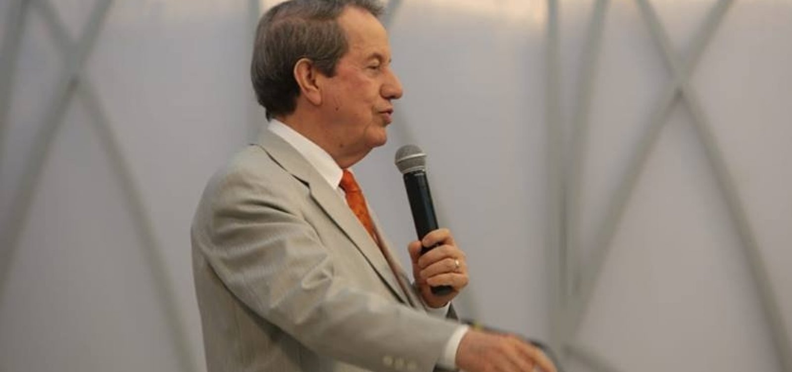 Governo Bolsonaro concede passaporte diplomático ao pastor R. R. Soares