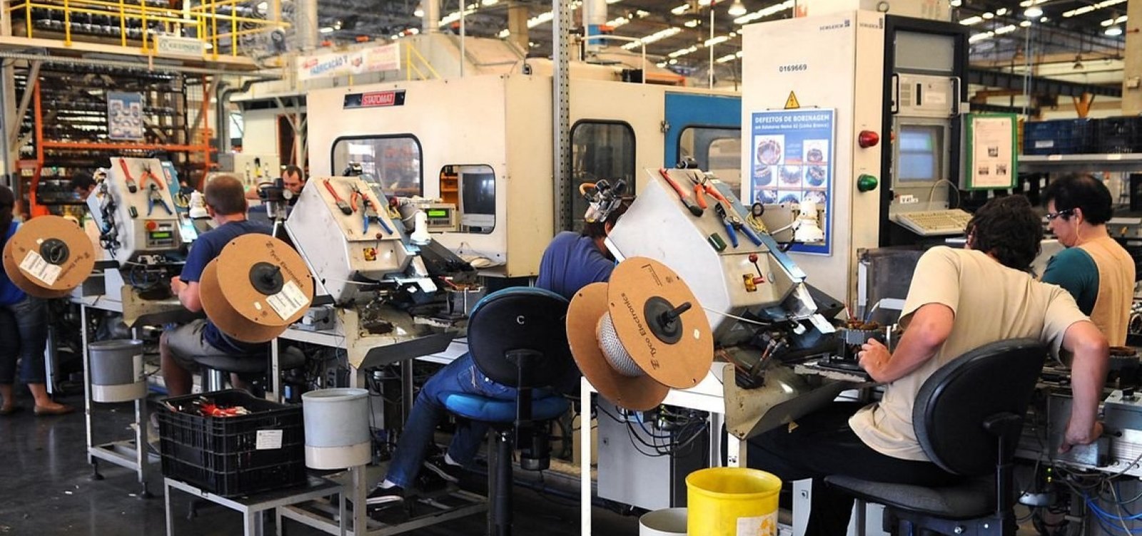 Produção industrial cresce 0,3% em abril, mas acumula queda de 2,7% no ano