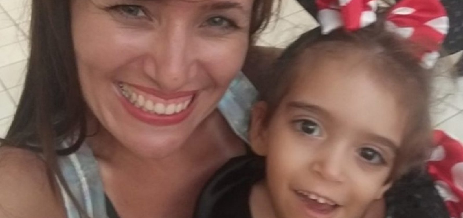 Família de menina com paralisia cria vaquinha para comprar cadeira de rodas 