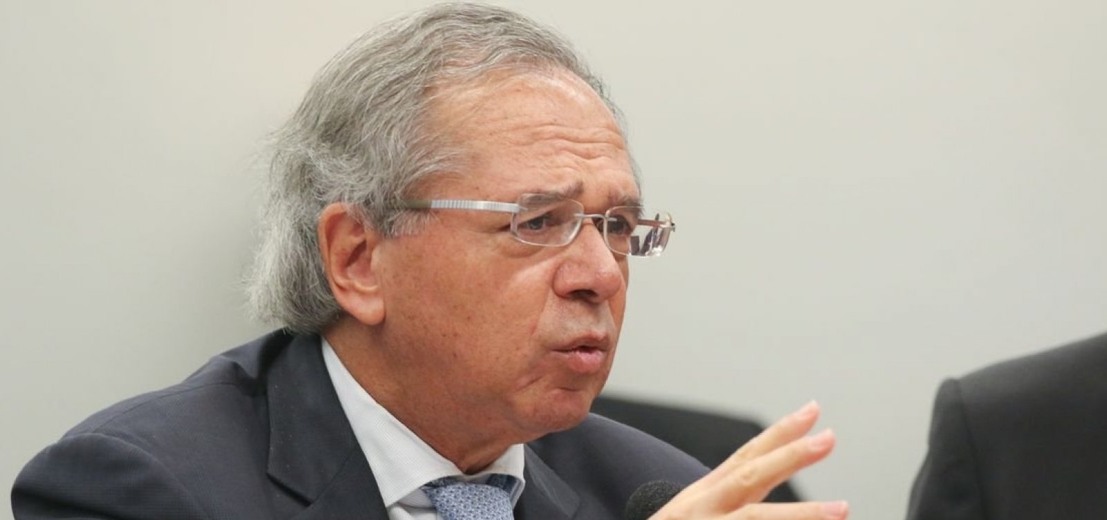 Guedes diz que suspenderá concursos públicos pois há servidores demais
