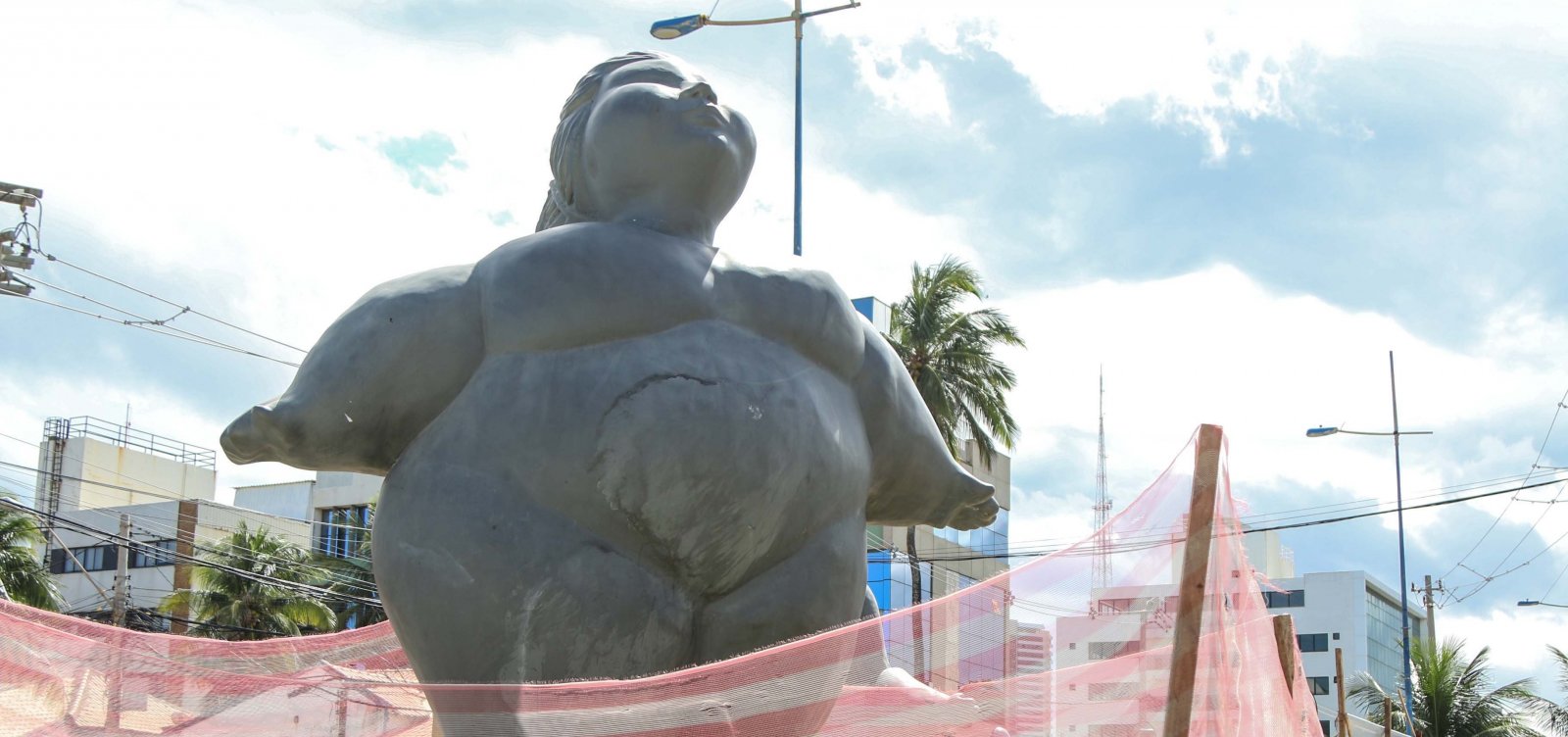 Prefeitura reforça sustentação da escultura da “gordinha” Mariana
