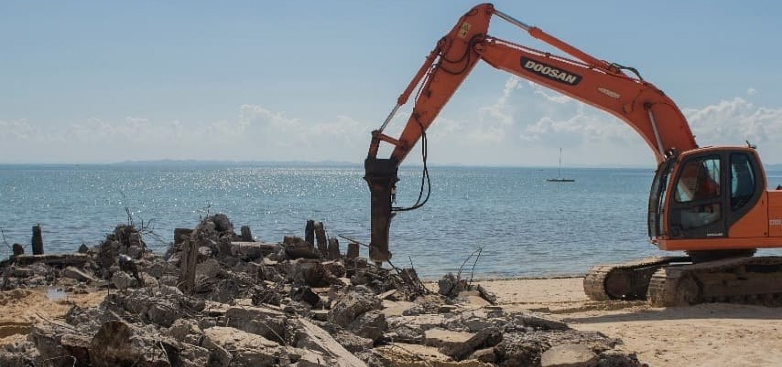 Ponte do Crush, na Ribeira, é demolida após risco de desmoronamento