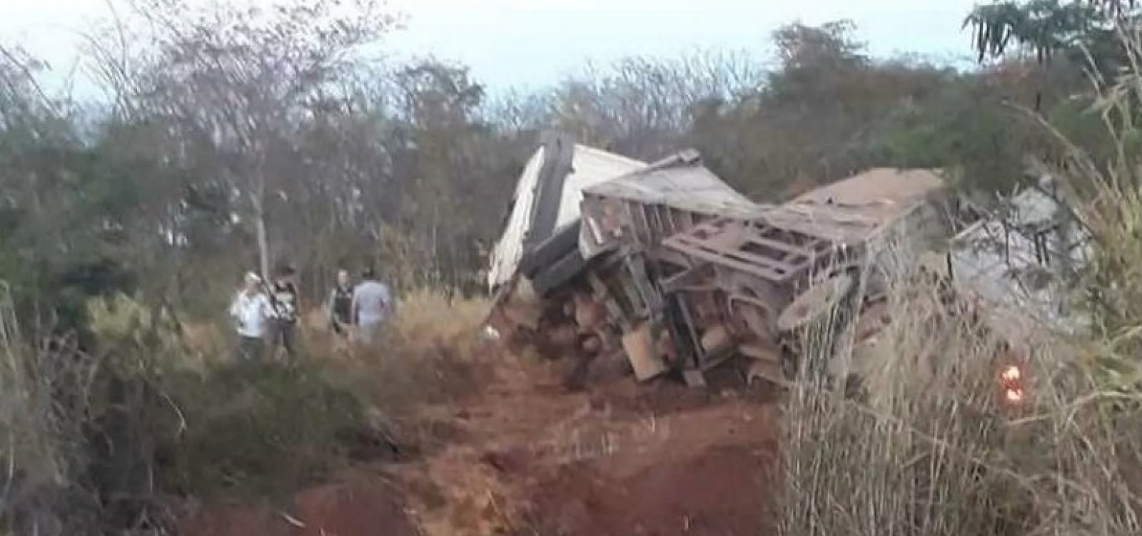 Duas pessoas morrem e 16 ficam feridas após batida na BR-349
