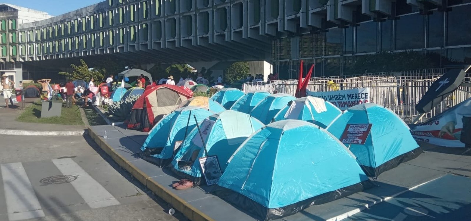 Com chuvas, professores grevistas deixam ocupação no CAB