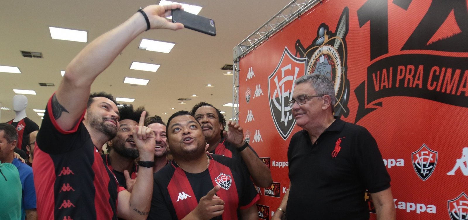 Pesquisa contraria fala de Paulo Carneiro sobre torcida do Vitória