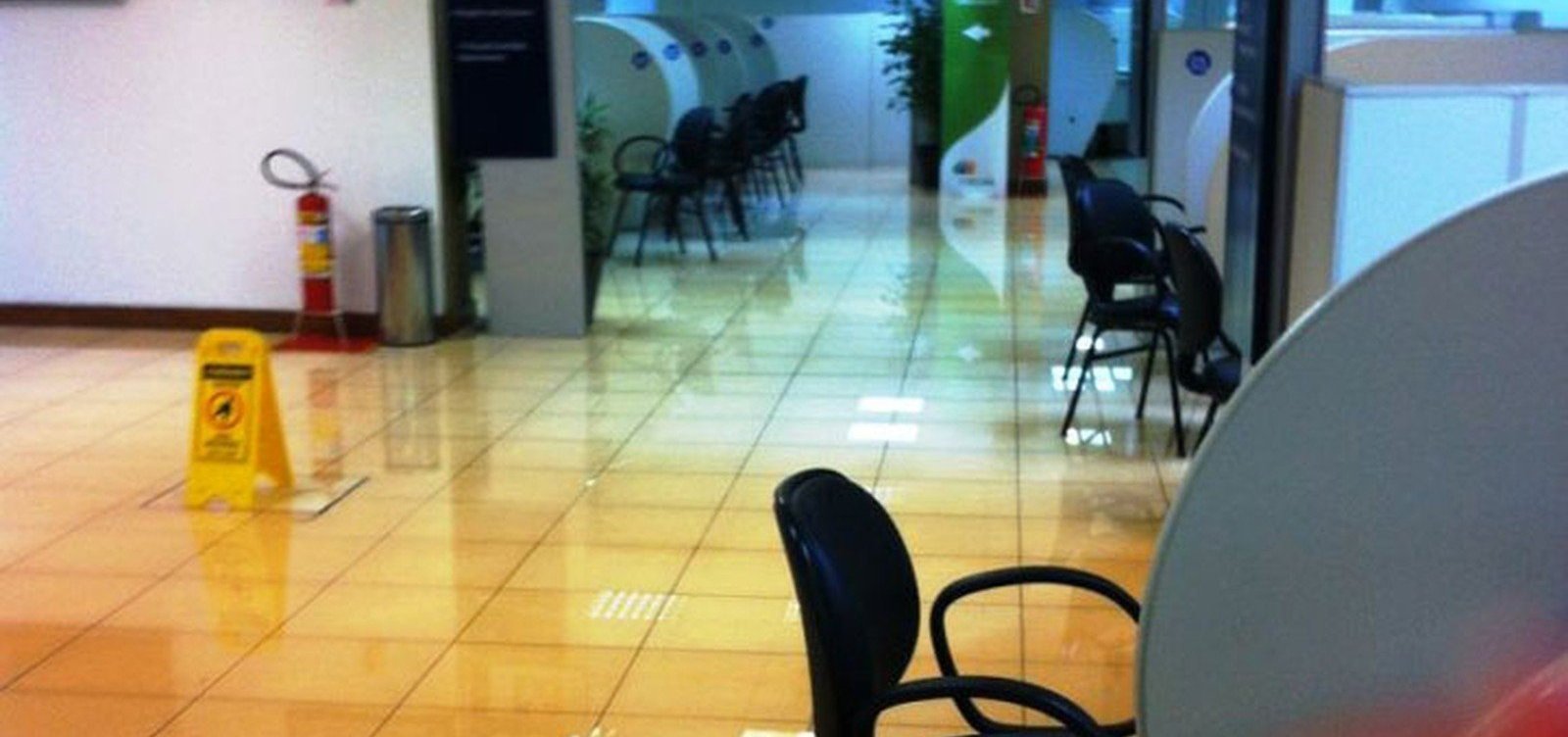 Unidade do SAC Paralela é invadida por água e atendimento é suspenso