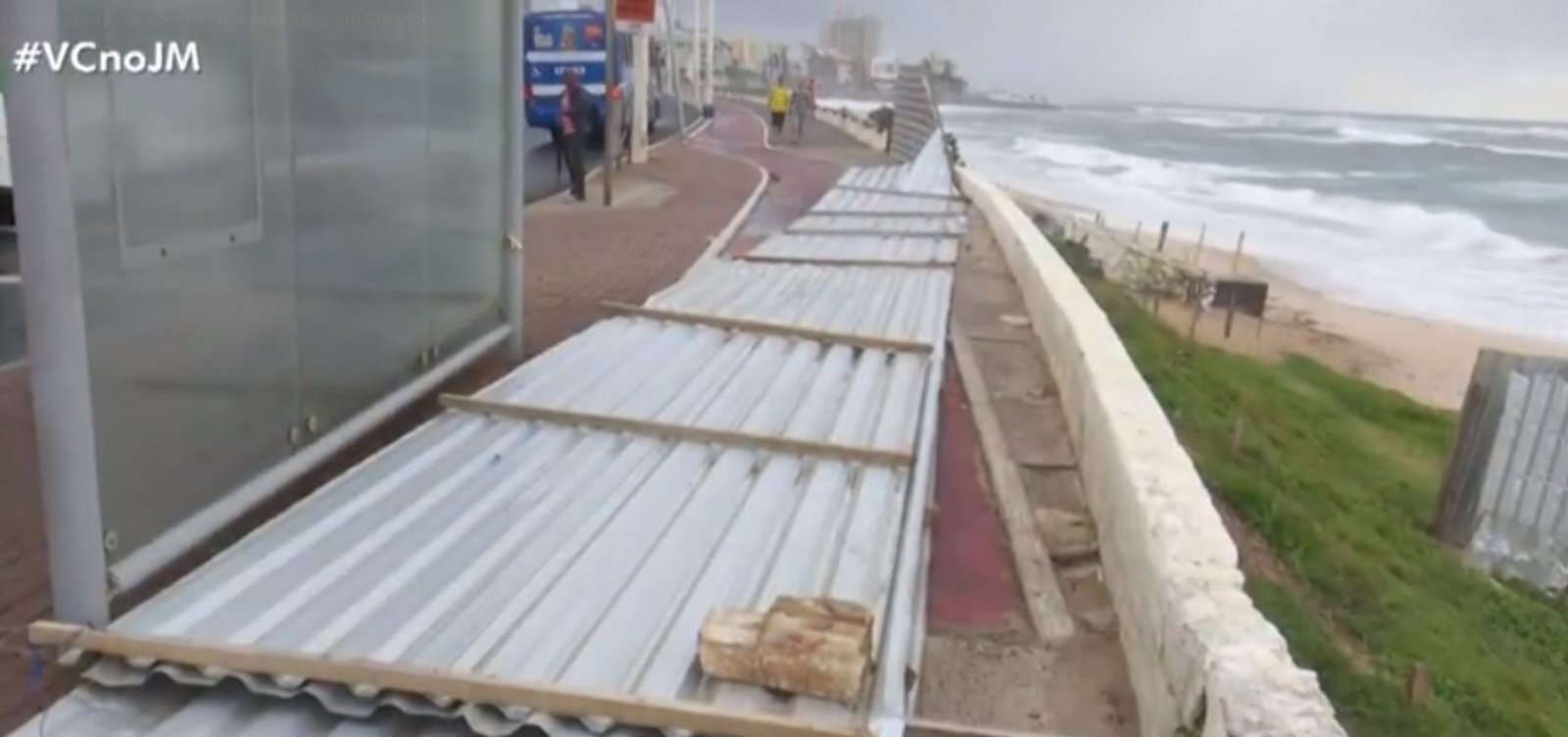 Ventania derruba tapumes de obras na Pituba, em Salvador