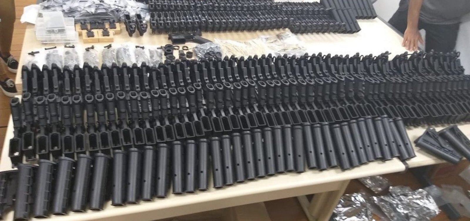 Justiça liberta amigo de Ronnie Lessa que tinha peças de 117 fuzis em casa