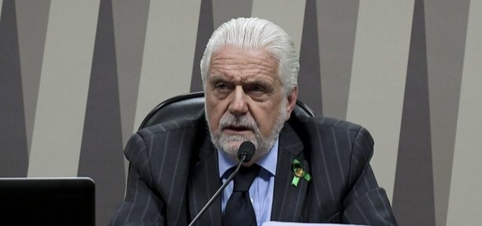 Wagner pede que Cade apure aumento de tarifas aéreas na Bahia