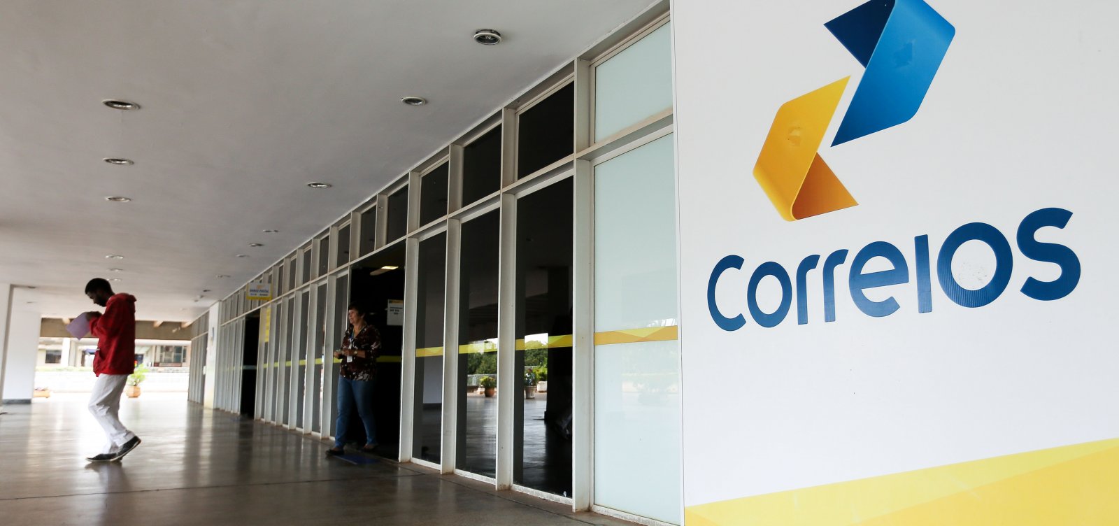 Privatização dos Correios ganha força no governo, diz Bolsonaro