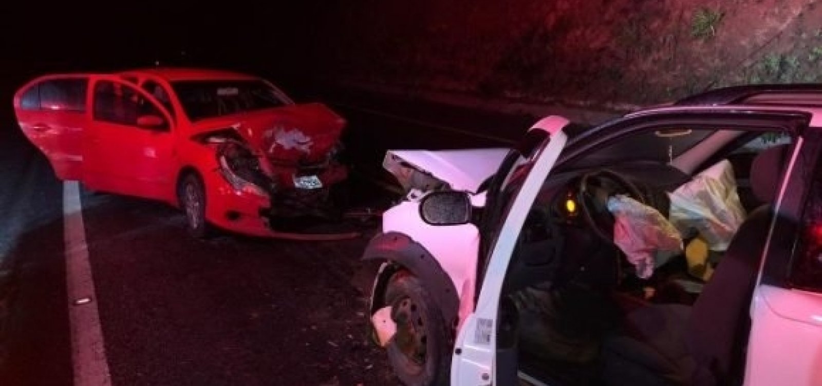 Colisão entre dois carros de passeio deixa quatro feridos na BR-101