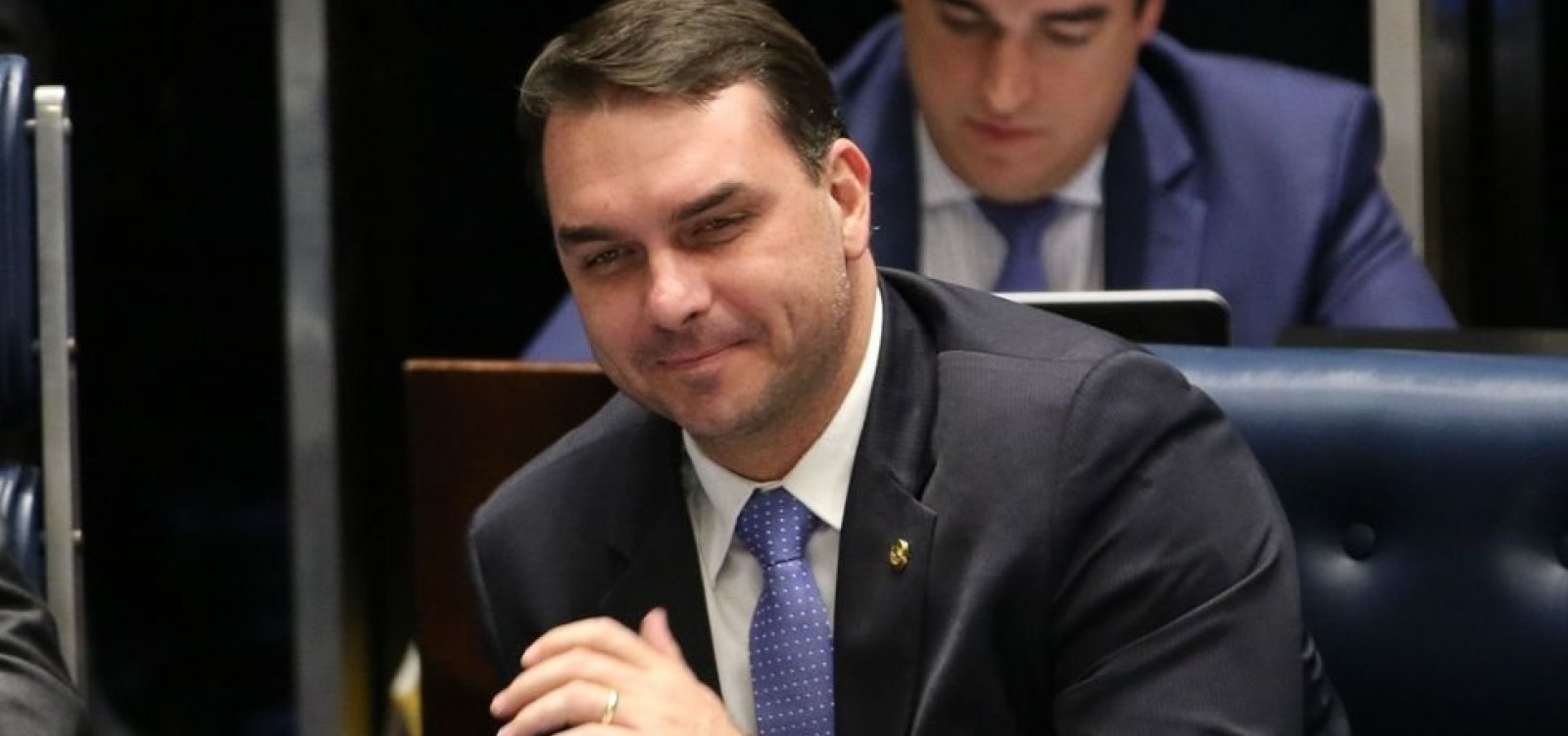 Caso Queiroz pode levar crise a mais gabinetes de Bolsonaros