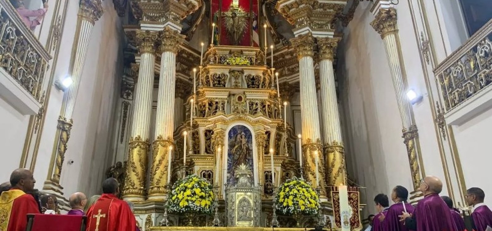 Com missa solene, imagem do Senhor do Bonfim é devolvida ao altar da Basílica após obras