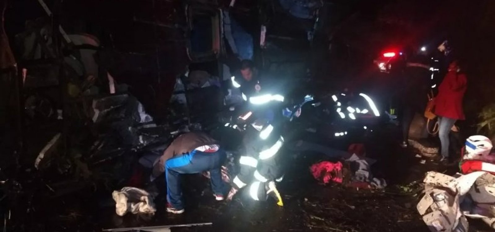 Acidente com ônibus de turismo deixa pelo menos 10 mortos e 51 feridos em SP