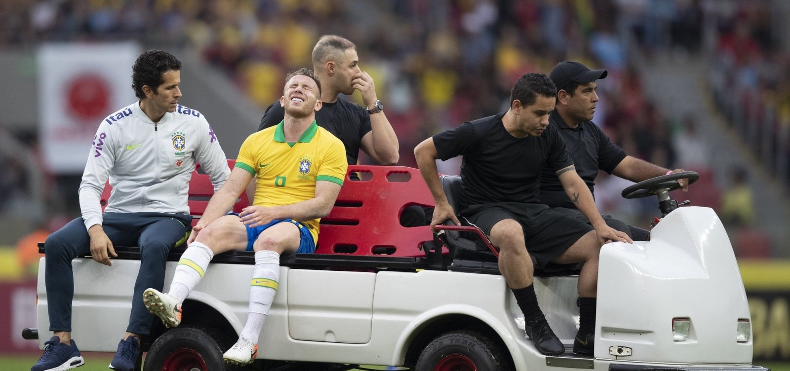 Após pancada no joelho, volante Arthur pode ficar fora da estreia na Copa América