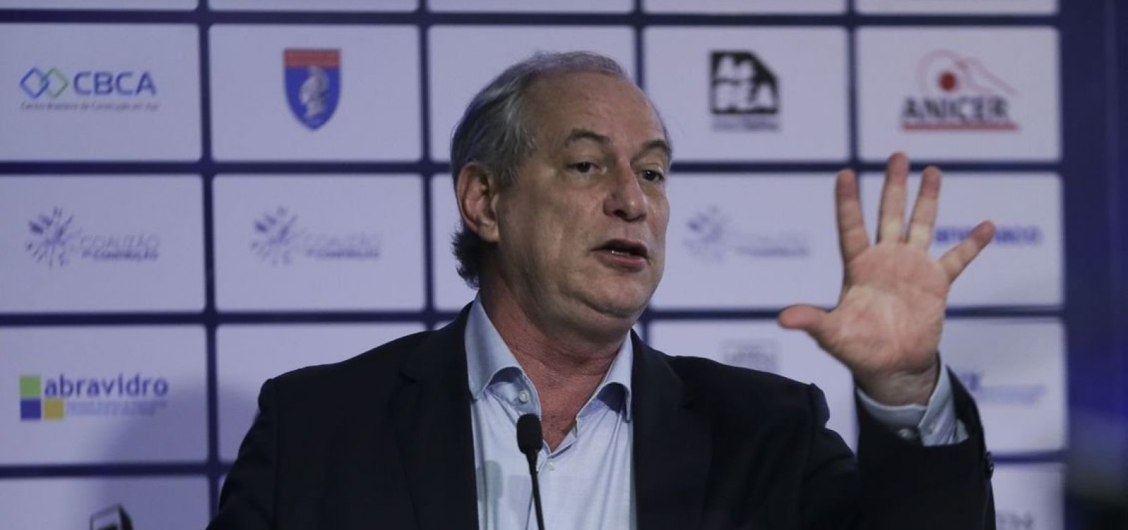 Sessão que daria título de cidadão baiano a Ciro Gomes é adiada