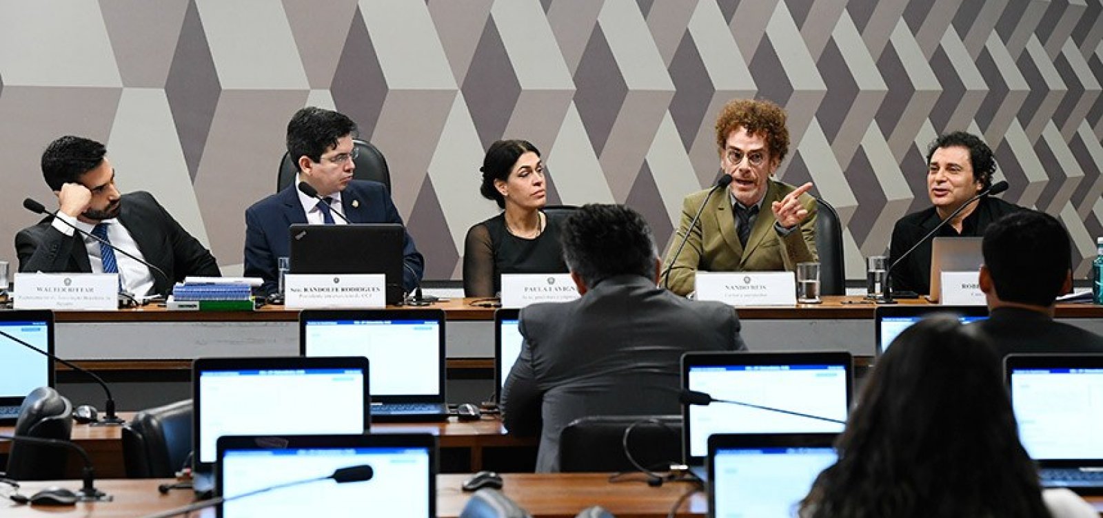 Direito autoral sobre música em quarto de hotel gera controvérsias em debate no Senado