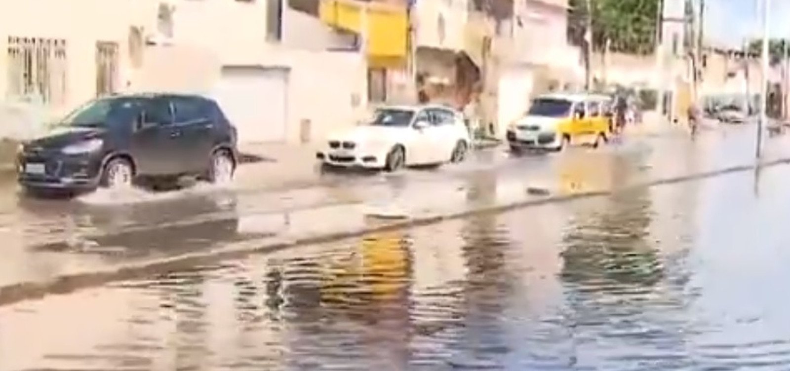 Moradores da Ribeira sofrem com vazamento de esgoto e alagamentos