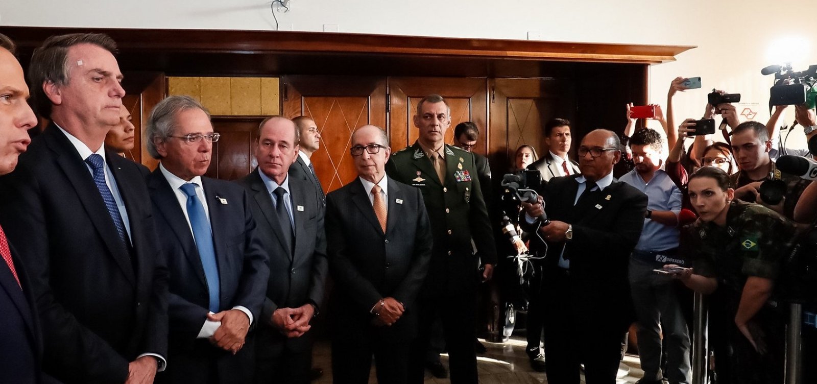 Bolsonaro abandona entrevista ao ser questionado sobre situação de Moro; veja