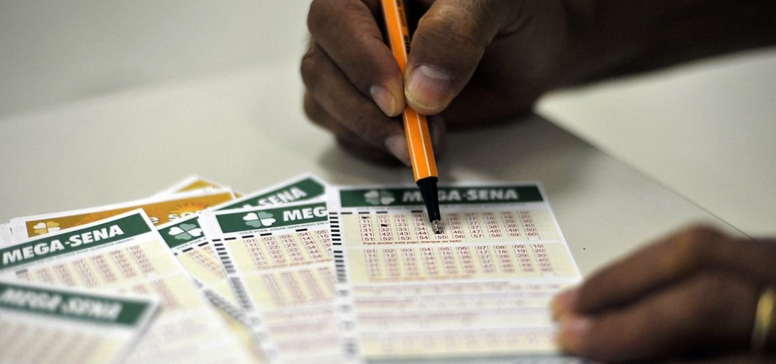 Mega-Sena acumula pela 6ª vez e vai pagar R$ 115 milhões no sábado