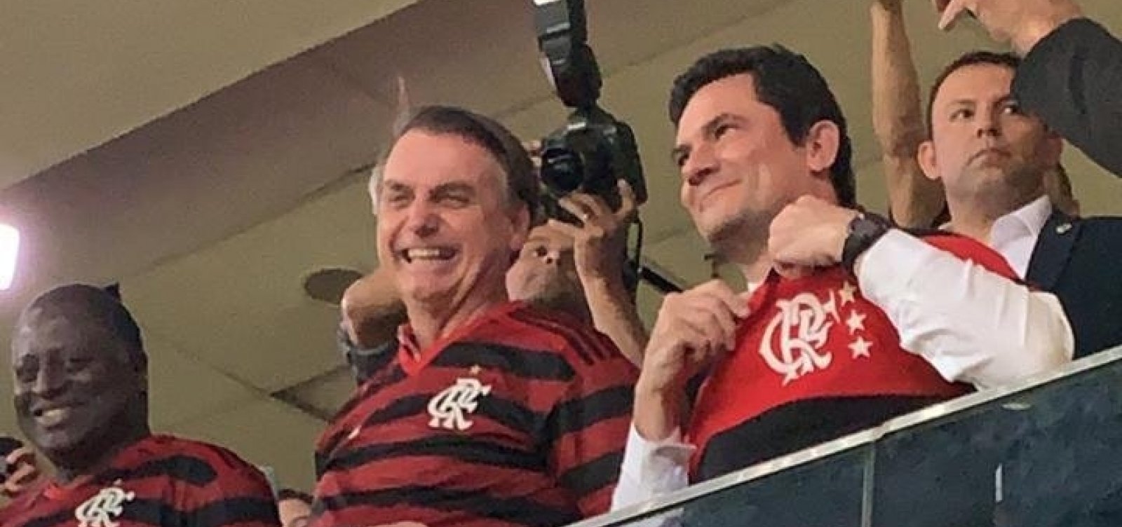 Bolsonaro faz mais um gesto de apoio a Moro em pose com camisa do Flamengo