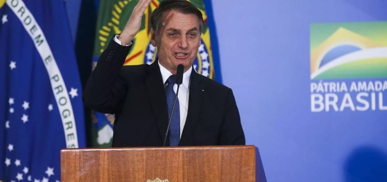 Bolsonaro diz que vazamentos são 'criminosos' e elogia Moro: 'dei um beijo hétero nele'