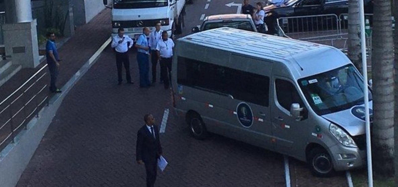 Van da Argentina se envolve em acidente em frente a hotel em Salvador