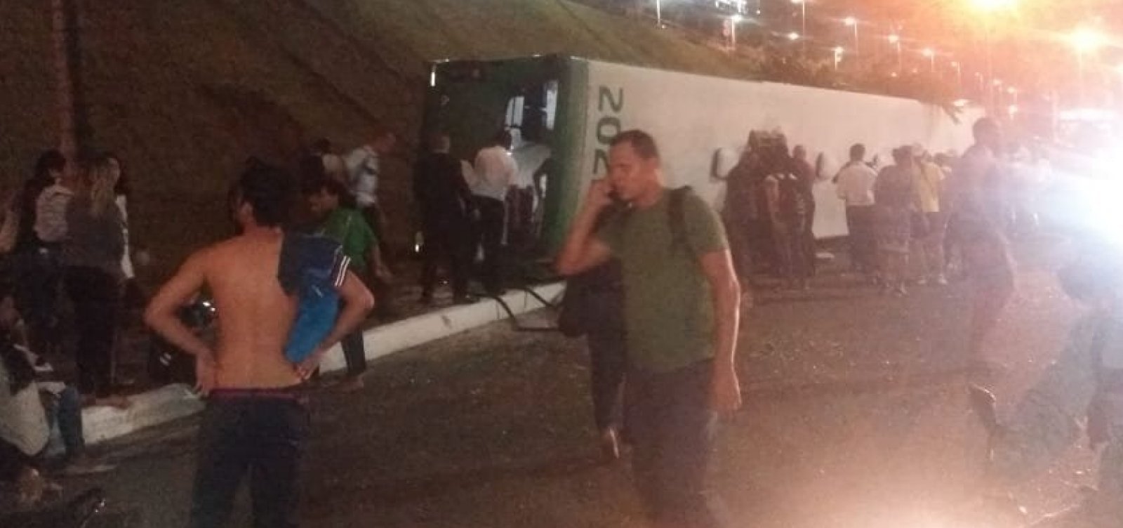 Acidente com ônibus na BR-324 deixa 27 feridos
