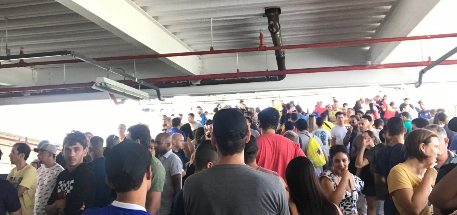 Torcedores enfrentam longas filas para retirar ingressos da Copa América em Salvador