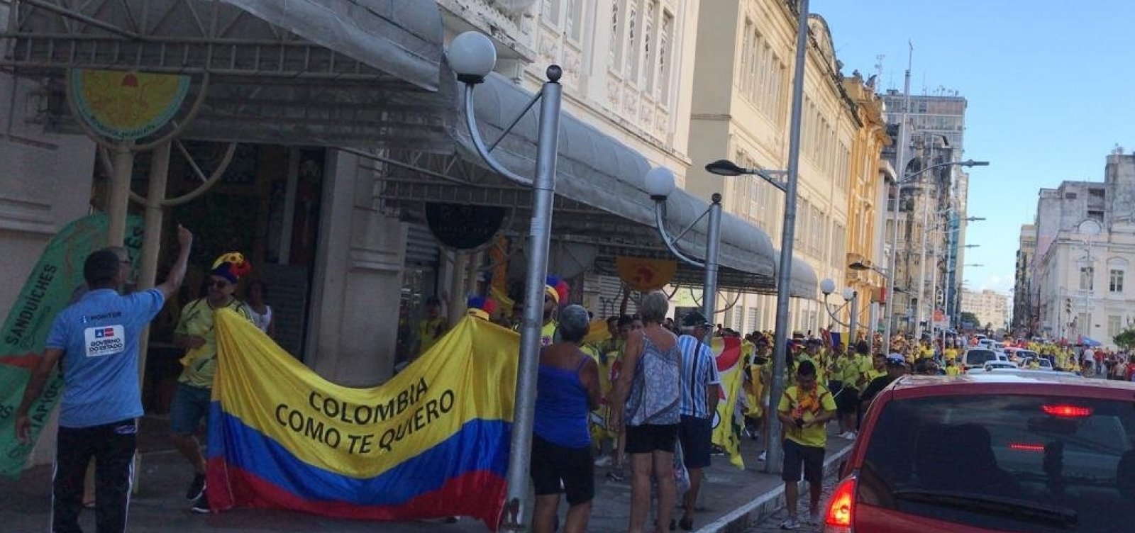 Torcida da Colômbia anima ruas do Centro Histórico de Salvador