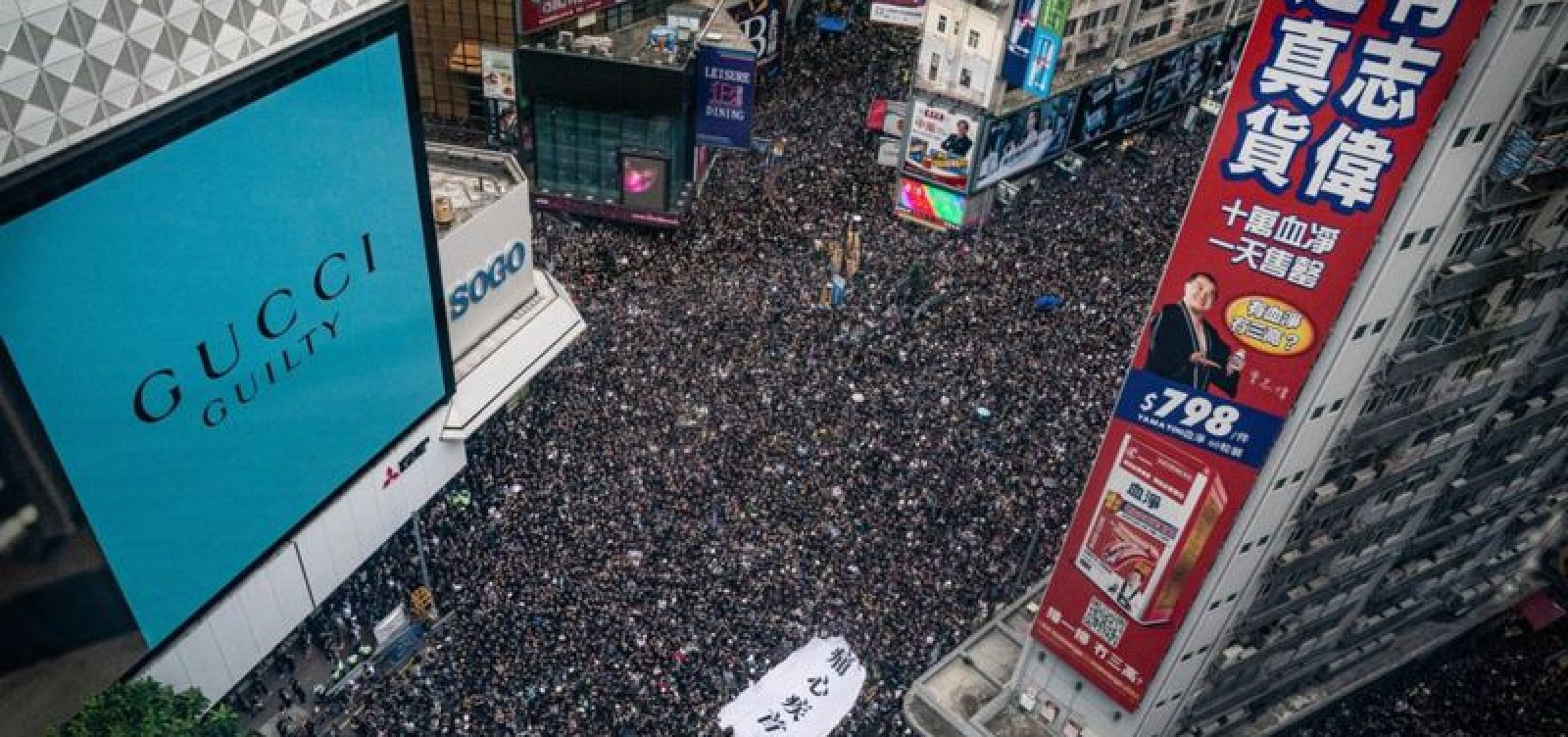 Dois milhões vão à rua em Hong Kong para pedir a saída de líder