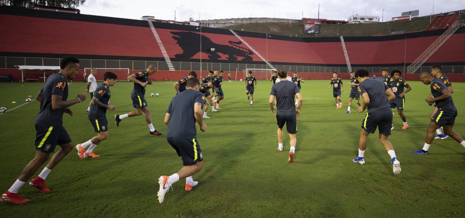 Seleção brasileira treina no Barradão antes de confronto com a Venezuela