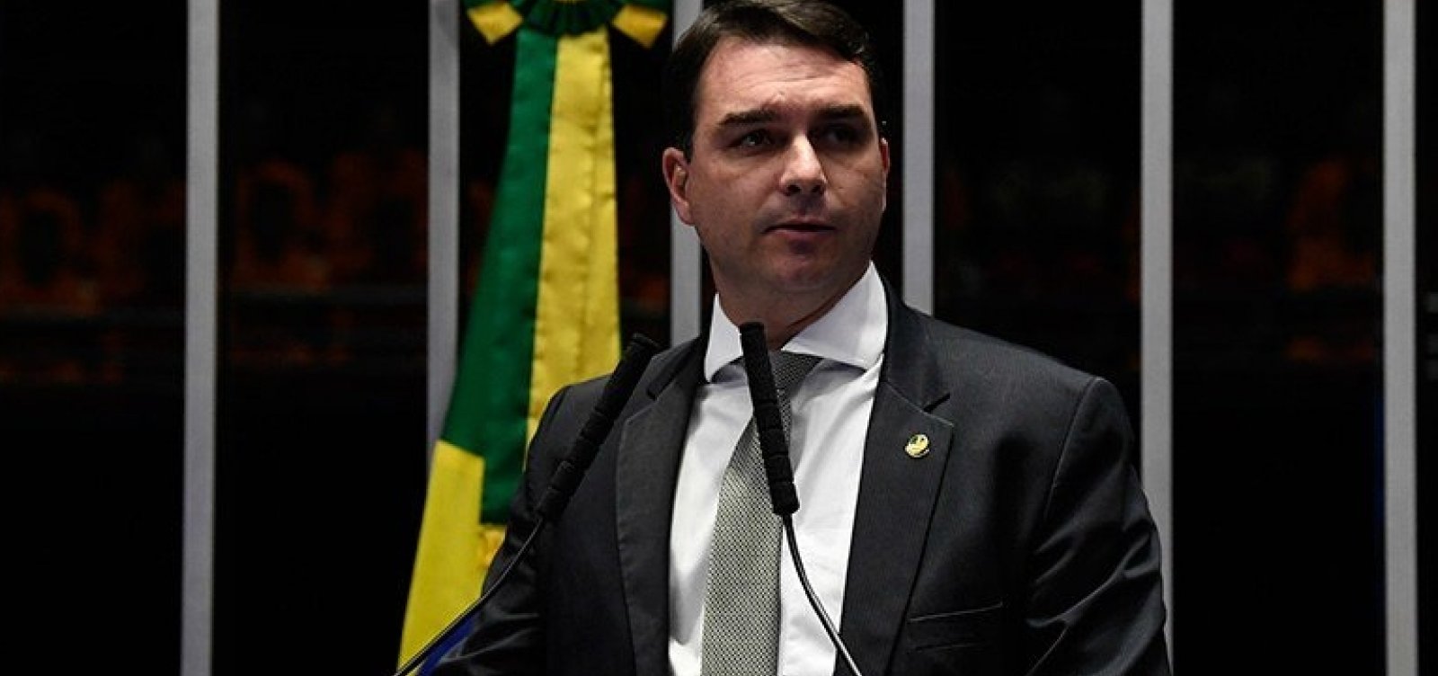 Filho de Bolsonaro defende diálogo com oposição no Senado e elogia Jaques Wagner